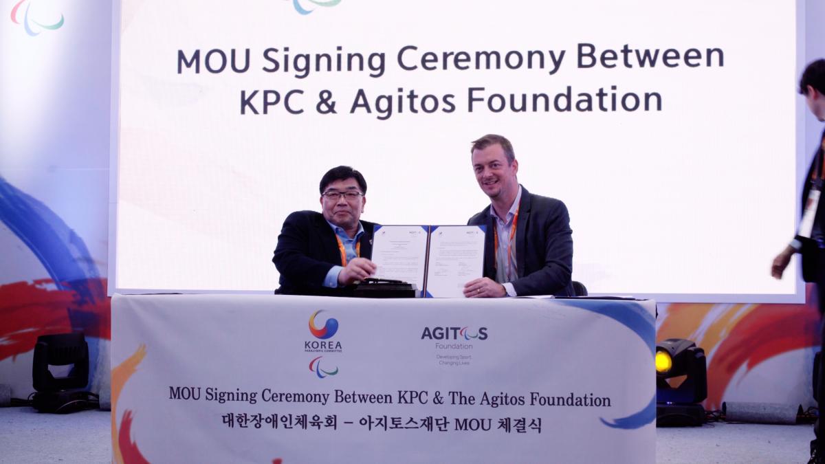 IPC President Andrew Parsons and KPC President Myungho sign Memorandum of Understanding at the Korea House
