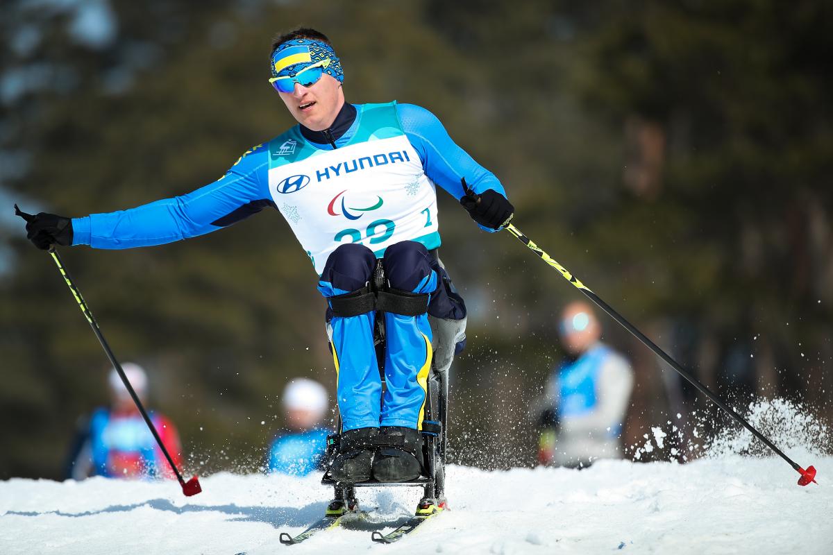 Maksym Yarovyi - PyeongChang 2018 a male sit skier ploughs through the snow