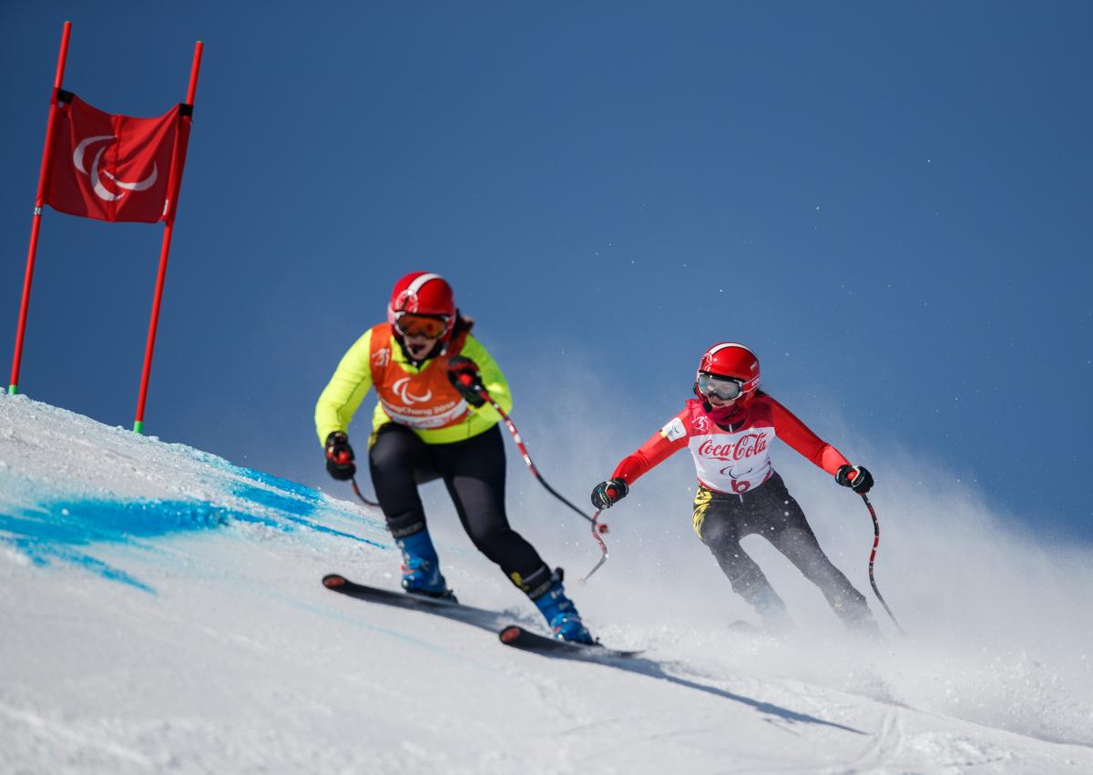 Eleonor Sana - PyeongChang 2018 a female vision impaired skier and her guide take on a gate