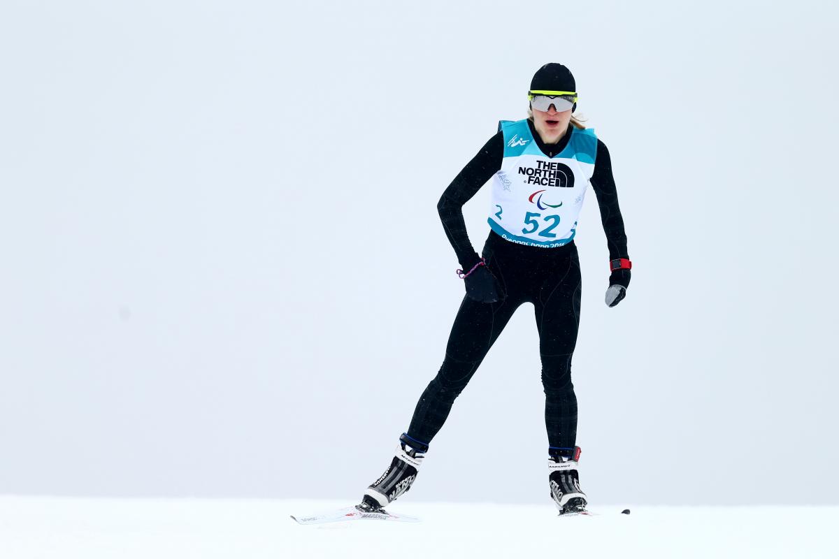 a female Para skier takes on the course