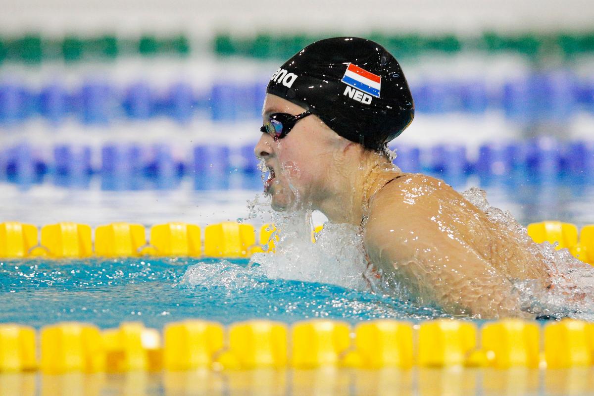 Chantalle Zijderveld a female Para swimmer in the water