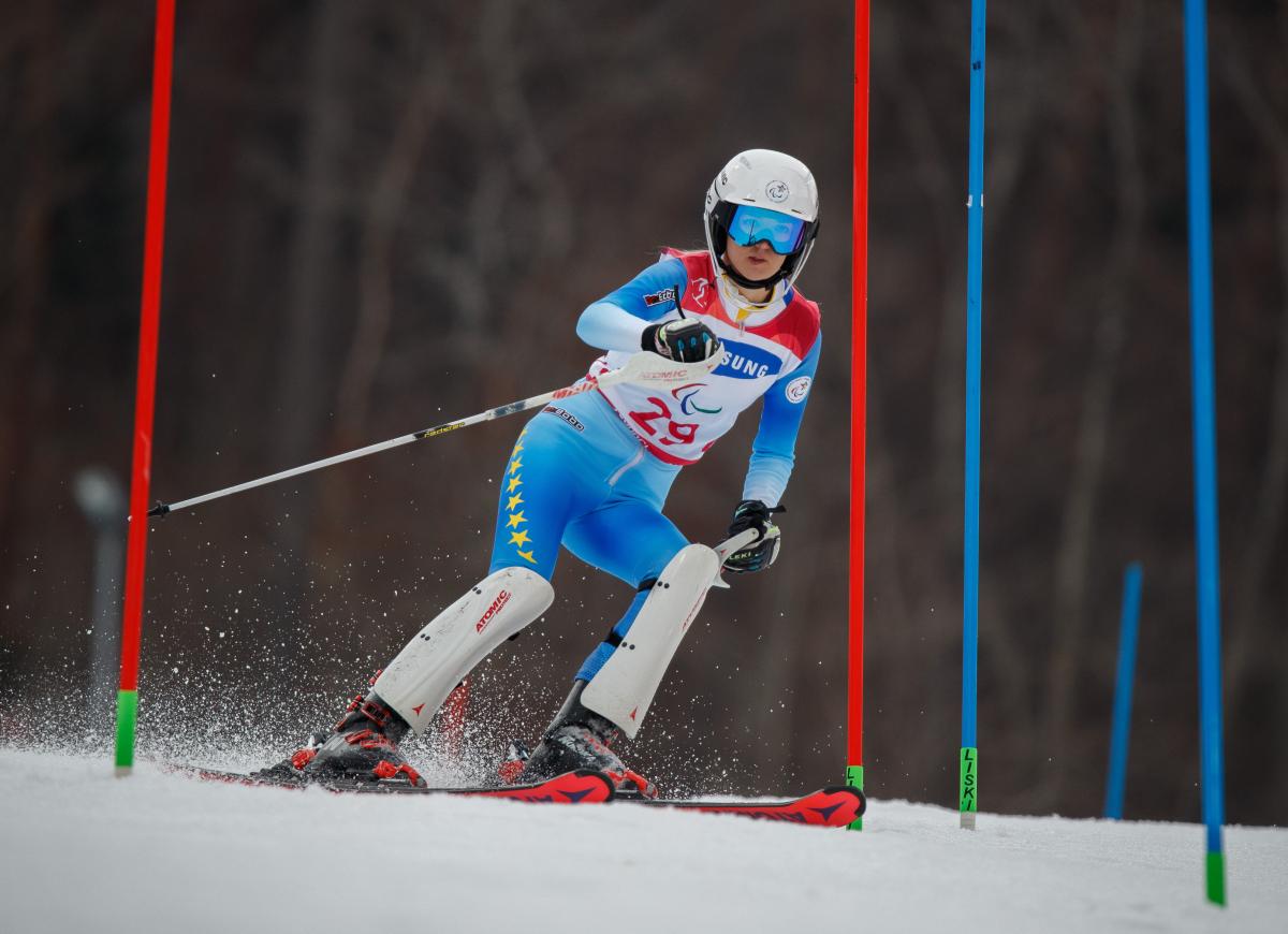 Ilma Kazazic - PyeongChang 2018 a female standing skier goes through a gate