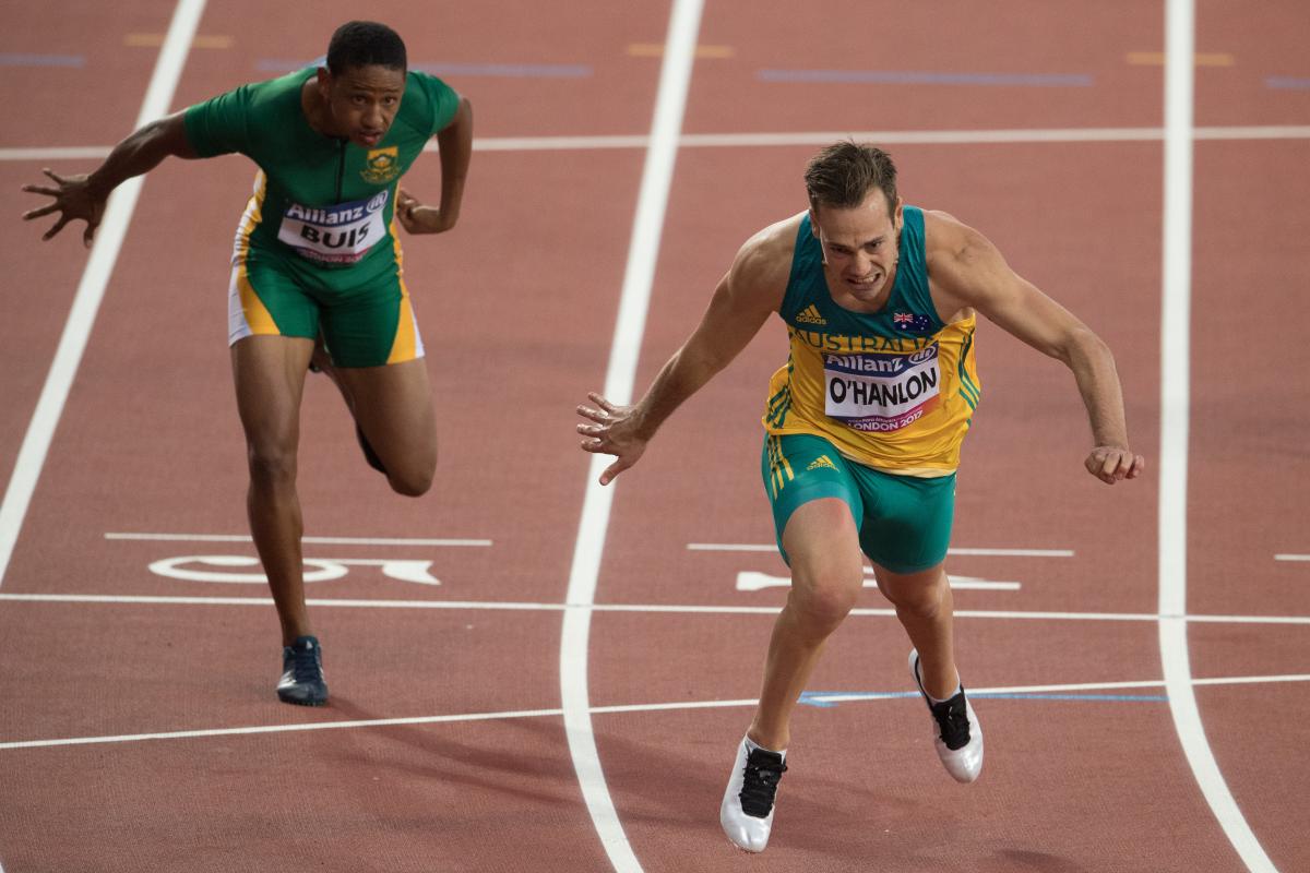 two Para sprinters dive for the line