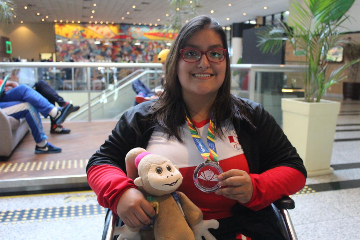 Maria de Jesus Trujillo a female Para swimmer with her medal