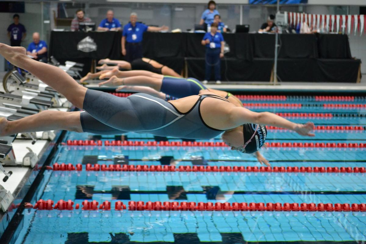 World Series Indianapolis - swimming Women swimmers on the starting blocks