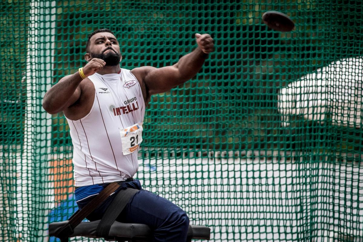 Athlete in a chair throws the discus
