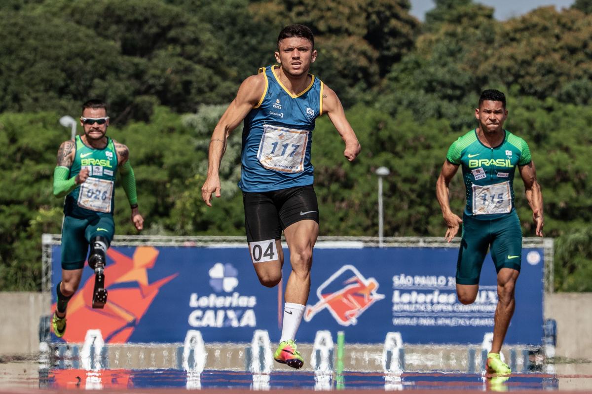 Petrucio Ferreira running in the 100m T47
