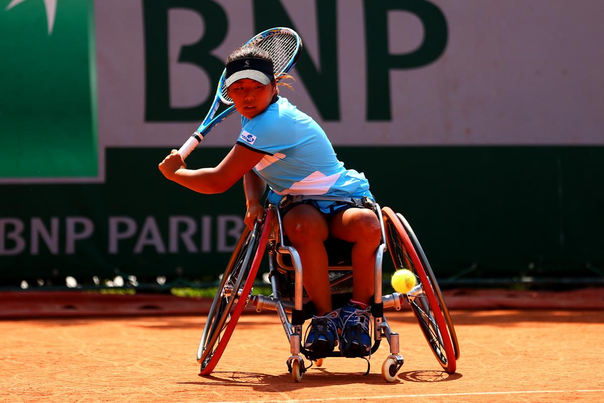 Yui Kamiji - French Open 2017 a female wheelchair tennis player plays a backhand shot