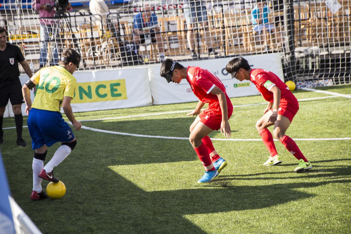 Ricardinho is on the ball and goes to dribble past two China defenders in the World Championships semi-final.