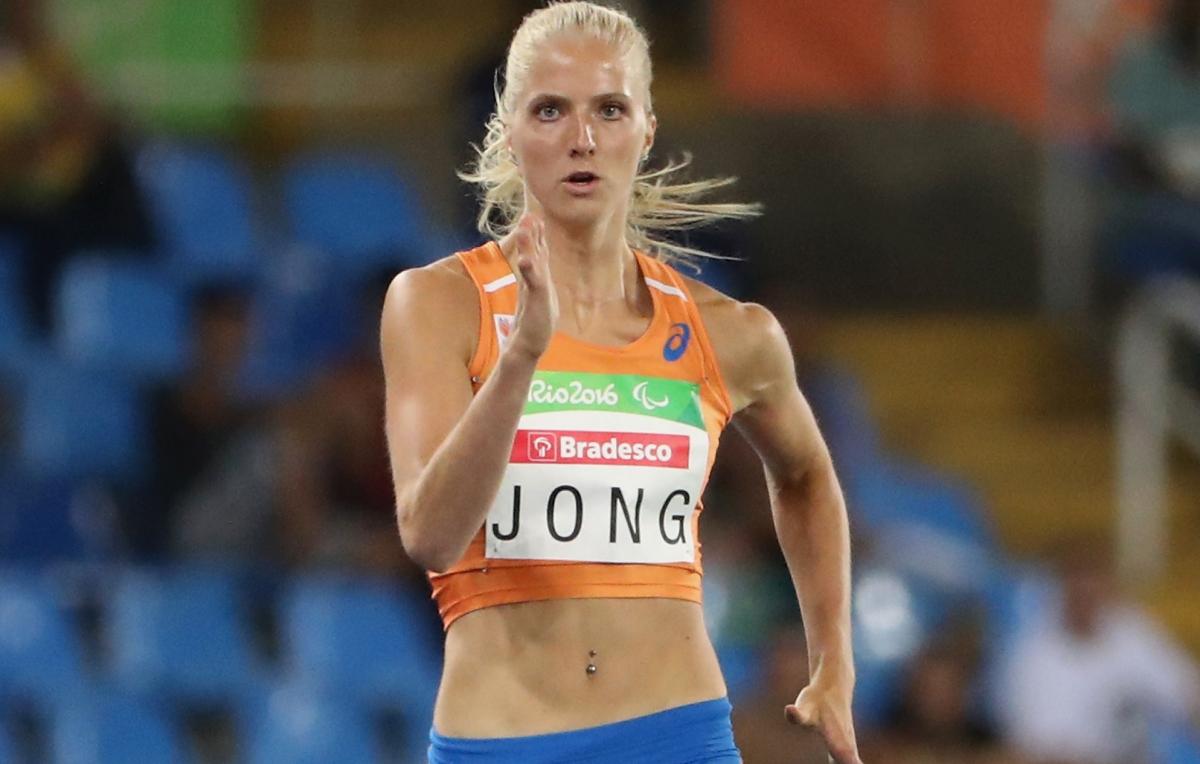 Fleur Jong - Rio 2016 a female double amputee sprinter running in her lane