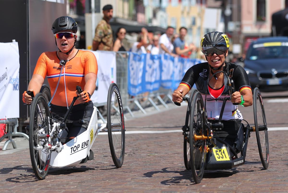 Andrea Eskau (right) and Laura De Vaan go head to head in road race at Maniago 2018