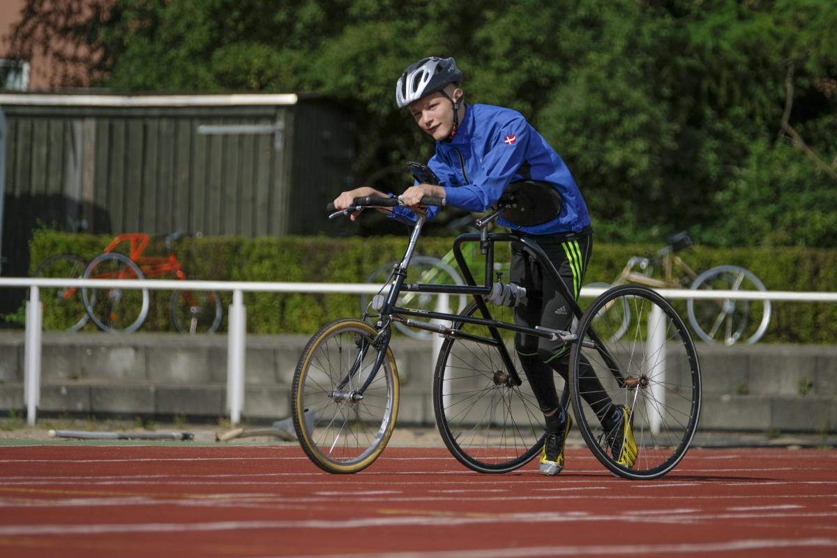 RaceRunning Para athlete Nikolaj Overgaard Christensen on the track