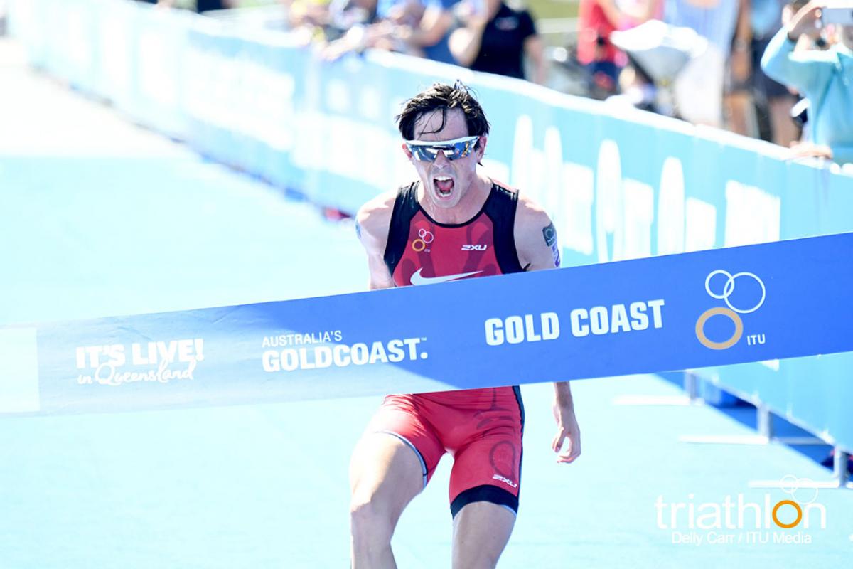 Stefan Daniel - Gold Coast 2018 - Triathlon Para triathlete celebrates when crossing the line