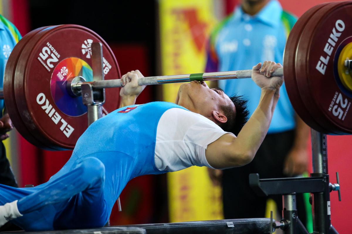 Pia Laophakdee - Indonesia 2018 male powerlifter Pia Laophakdee kisses the bar