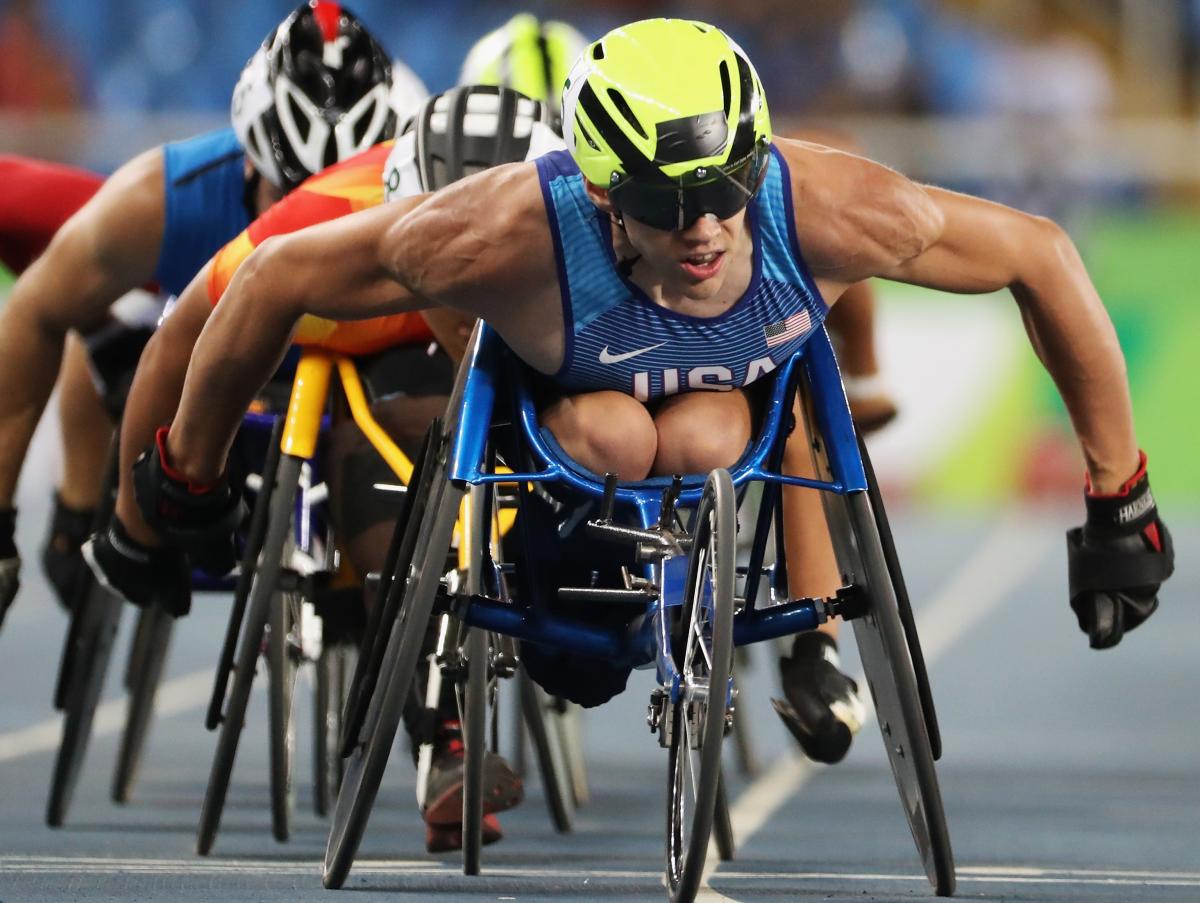 male wheelchair racer Daniel Romanchuk leading a group of other racers