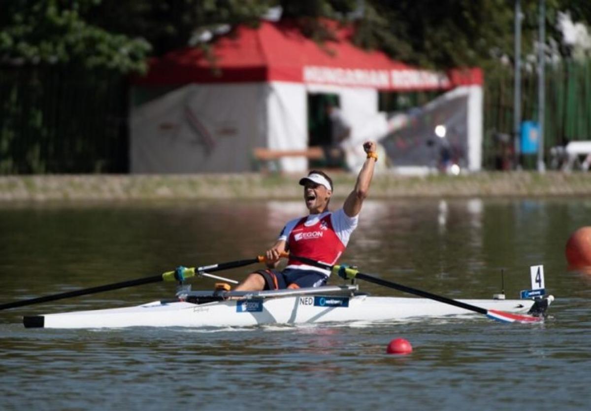 Man celebrating in a rowing boat