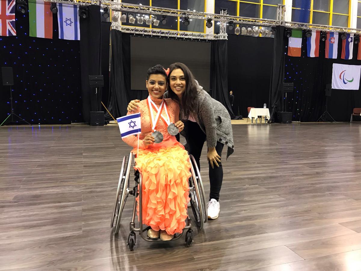 female Para dancer Tomer Margalit hugging her twin 