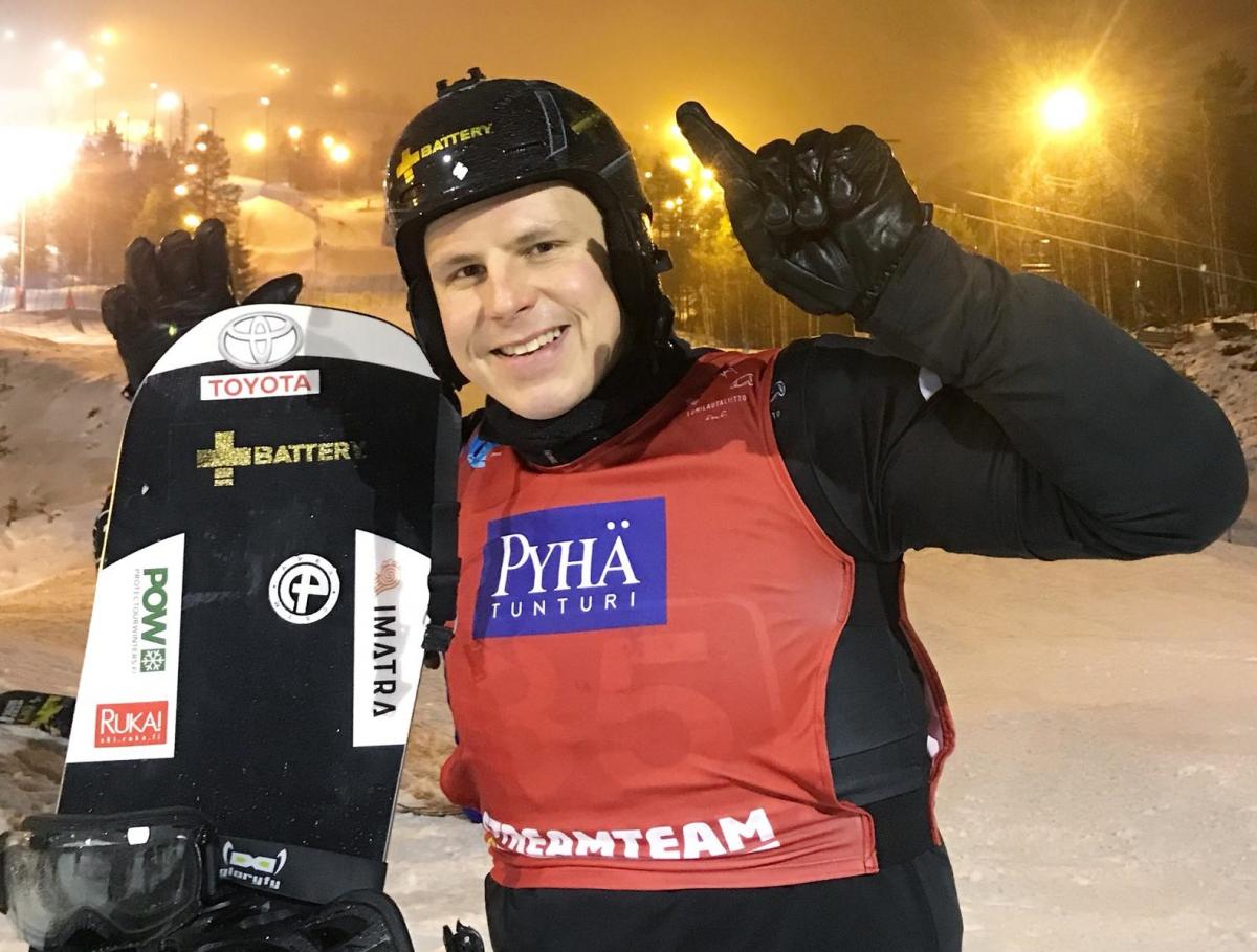 male Para snowboarder Matti Suur-Hamari gives a thumbs up to the camera