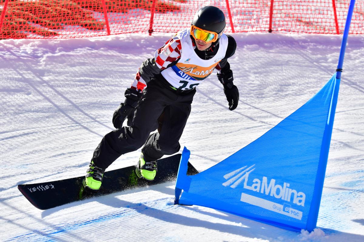 A Para snowboarder competing