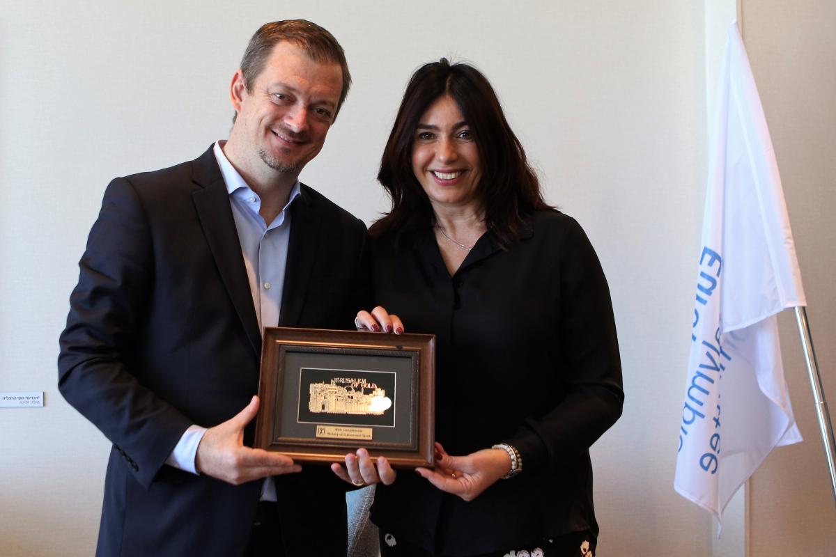 IPC President Andrew Parsons - Israel Sport and Culture minister Miri Regev A man and a woman holding a plate
