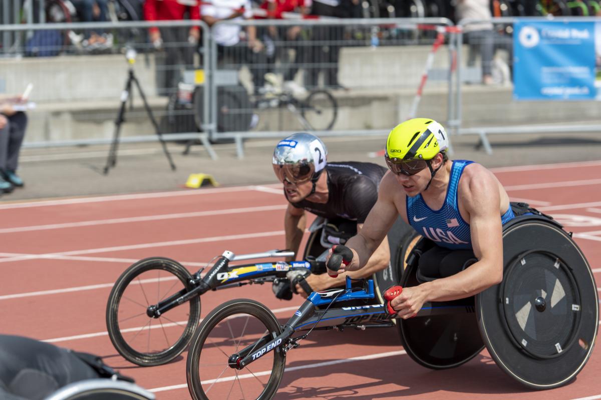 Daniel Romanchuk and Marcel Hug side by side on the track trying to be first