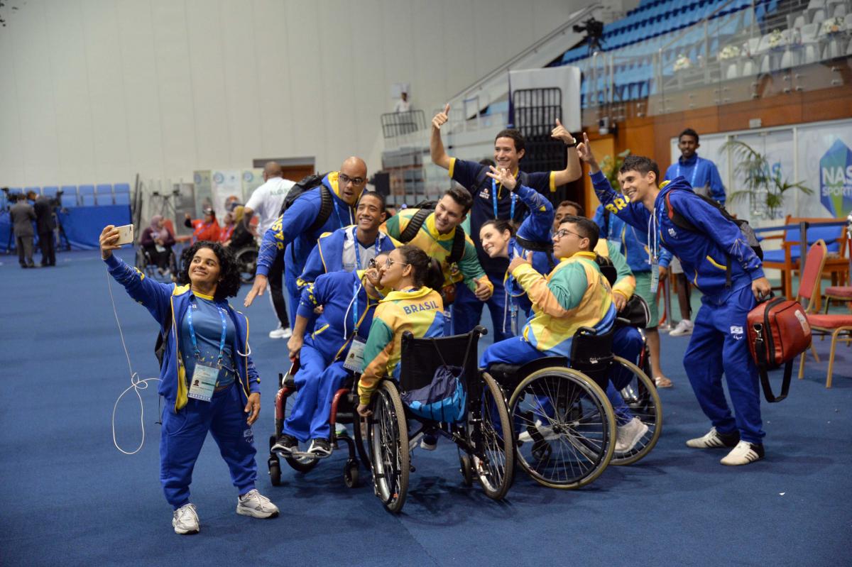 Brazilian powerlifting team takes a selfie photo