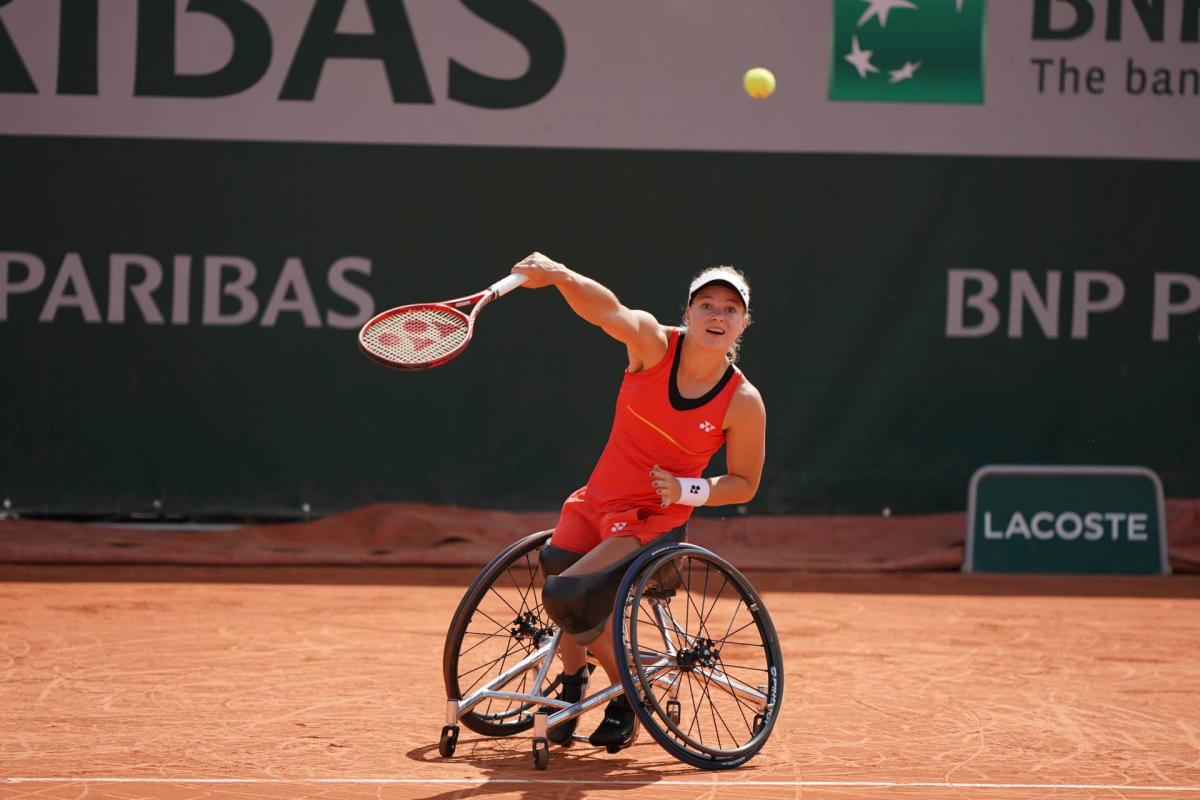 Diede de Groot - wheelchair tennis - 2019 Roland Garros Diede de Groot serving