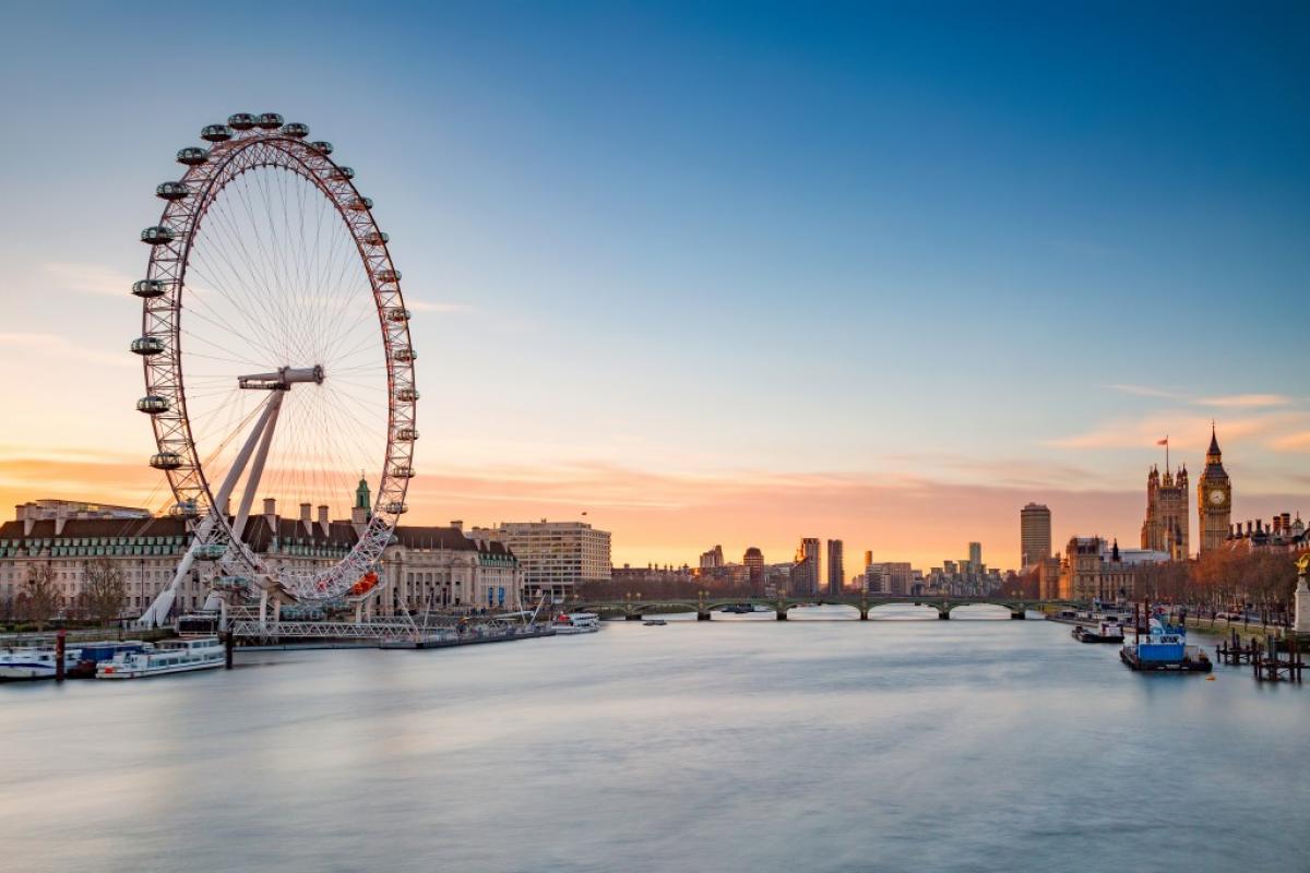 the London Eye and Westminster either side of the River Thames