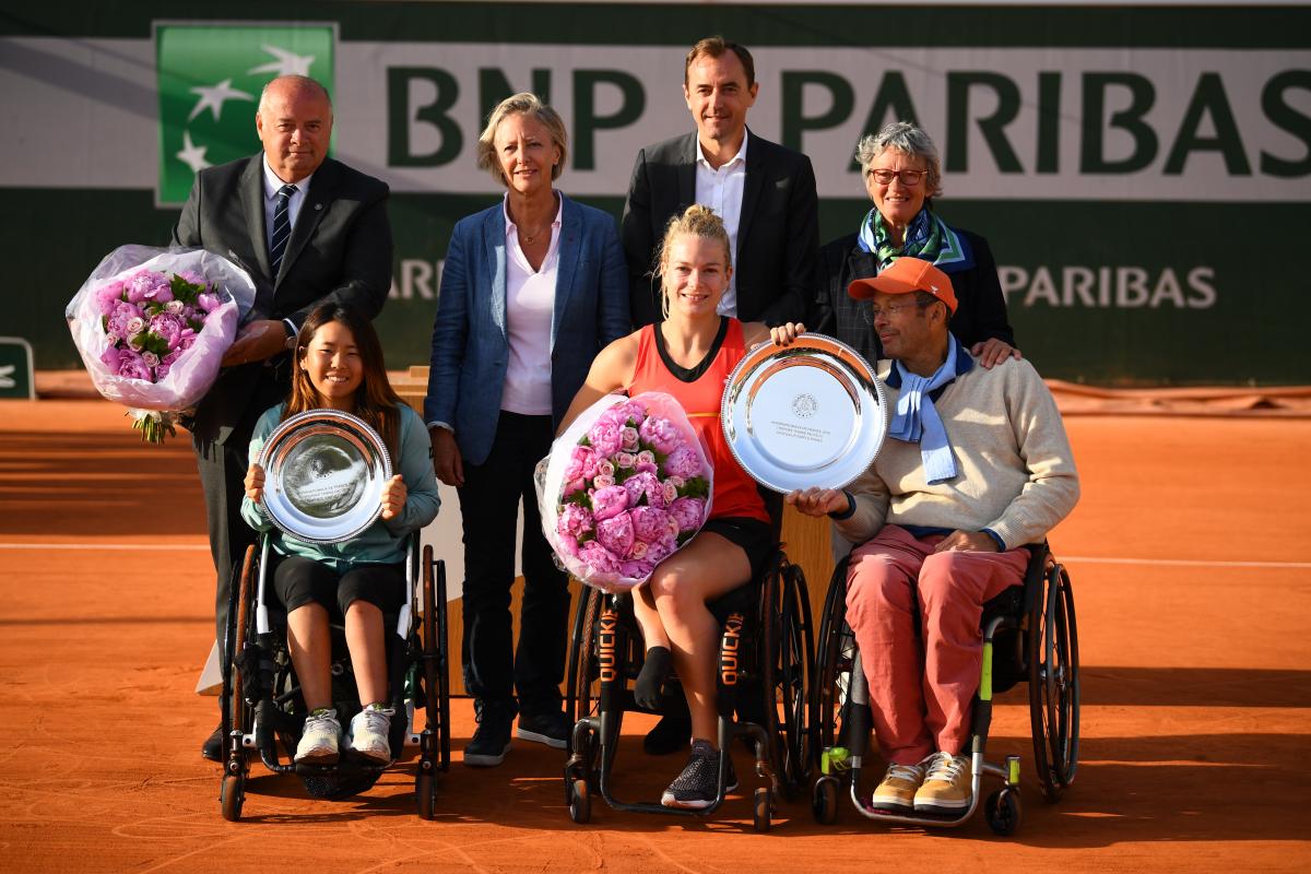 Diede de Groot and Yui Kamiji pose with their trophies after Roland Garros final