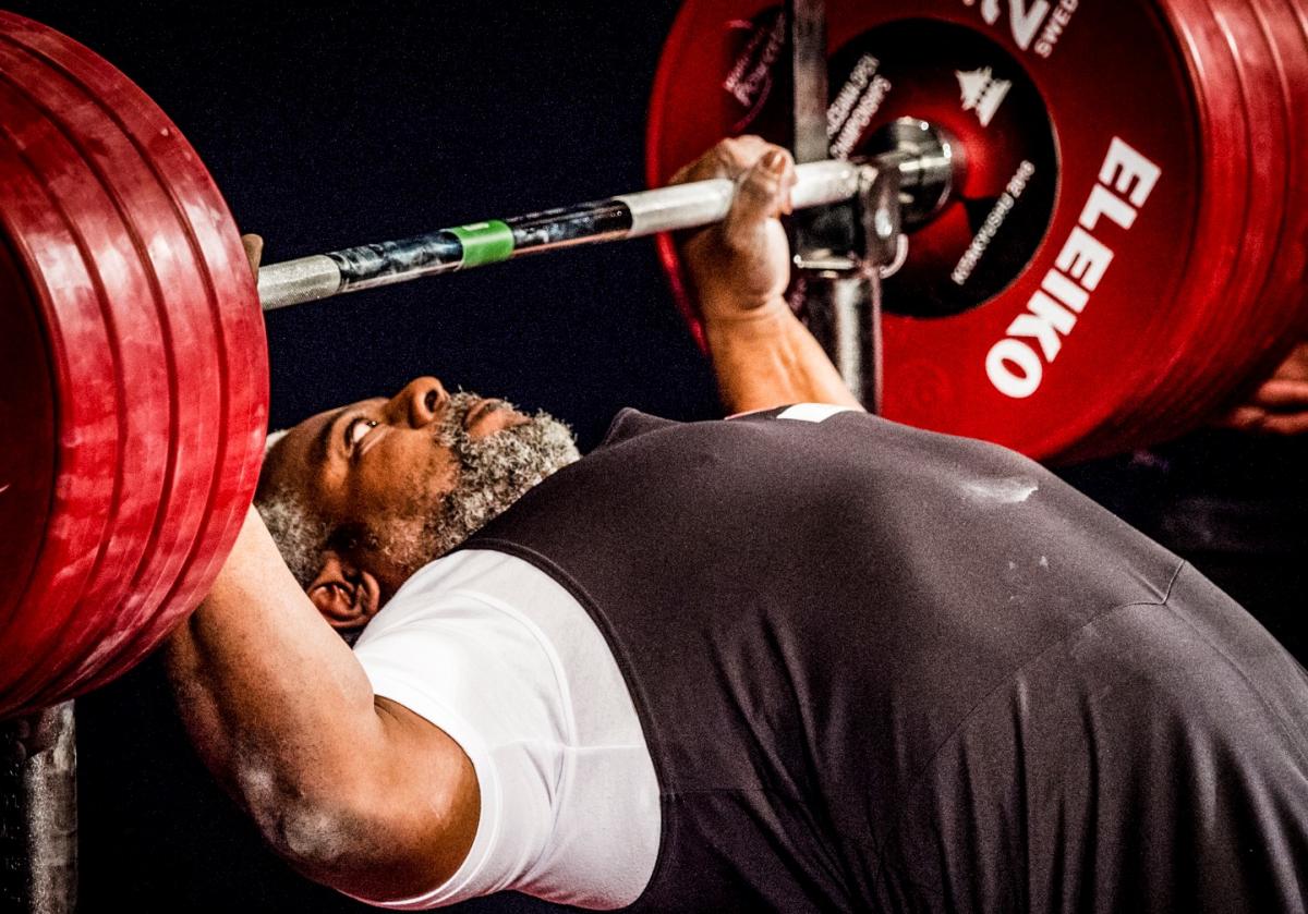 A male powerlifter lifting the bar