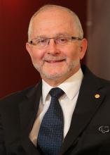 El Presidente del IPC Sir Philip Craven es MBE.