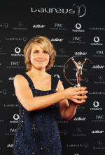 Verena Bentele holding her 2011 Laureus Sports Award.