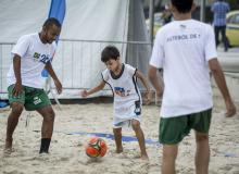 Wanderson Oliveira trains with kids on Copacabana beach