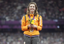 A picture of a woman celebrating her victory durign the medal ceremony