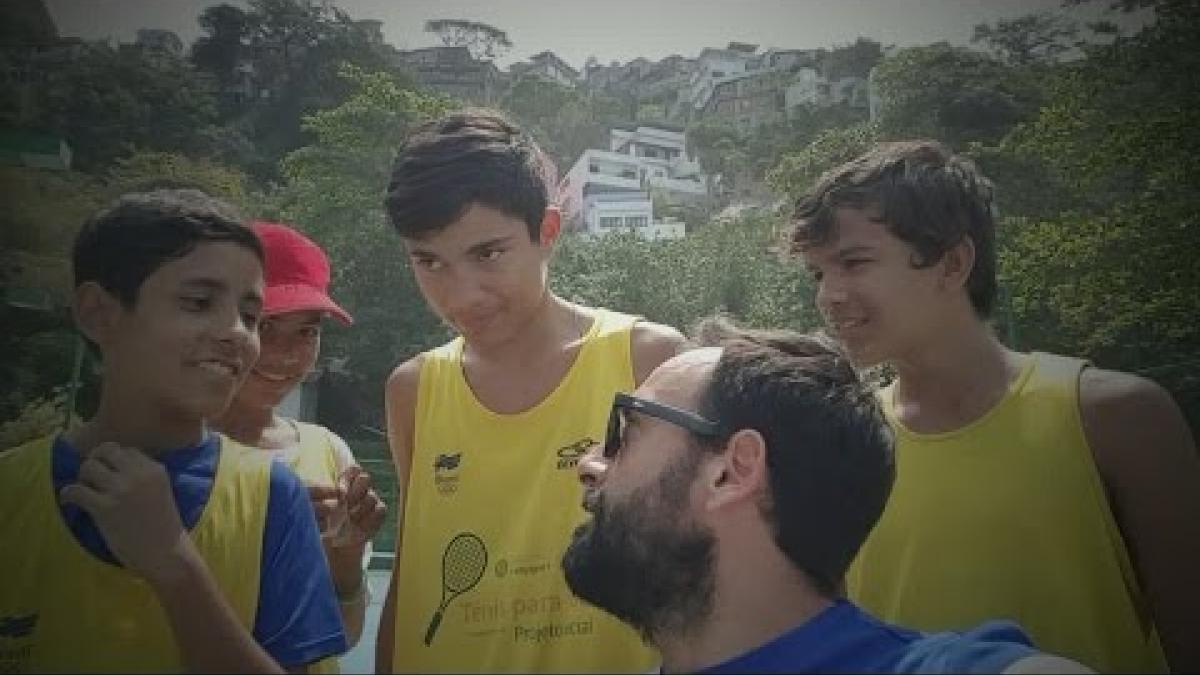 Tennis time with young cariocas | Michael Jeremiasz